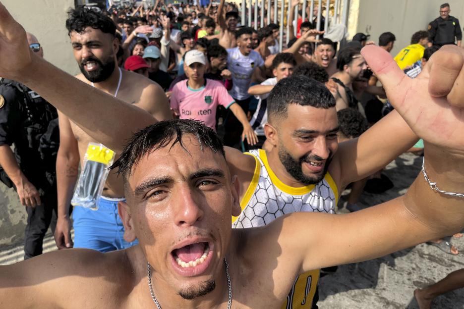 Hundreds of migrants swim across to Ceuta from Morocco