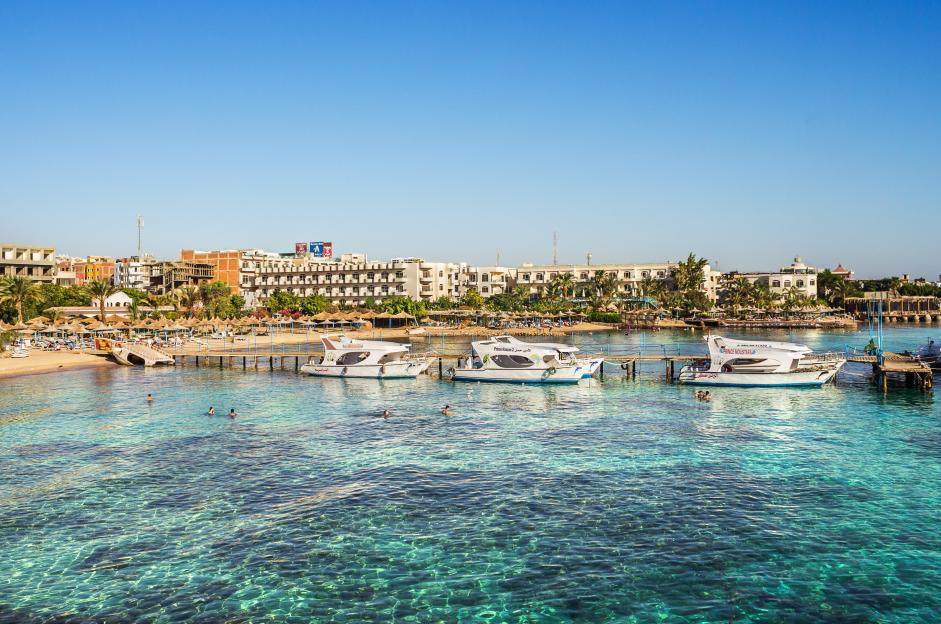 The coast of Hurghada with yachts for diving.