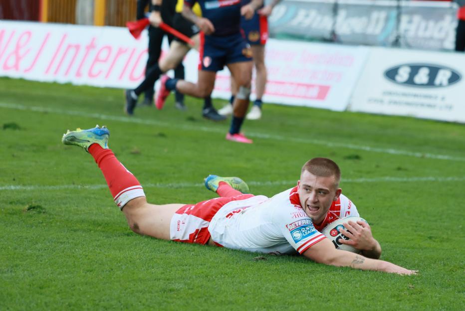 Mikey Lewis scoring the first try for Hull KR.