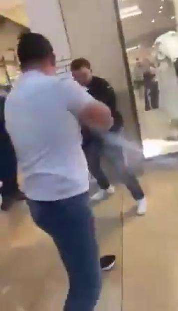 Chaos Erupts in Shopping Center as Two Thugs Fight, Leaving Little Girl and Family in Shock