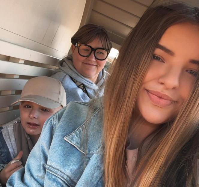 Chelsea Hammill with her son Dax and another woman, all smiling.