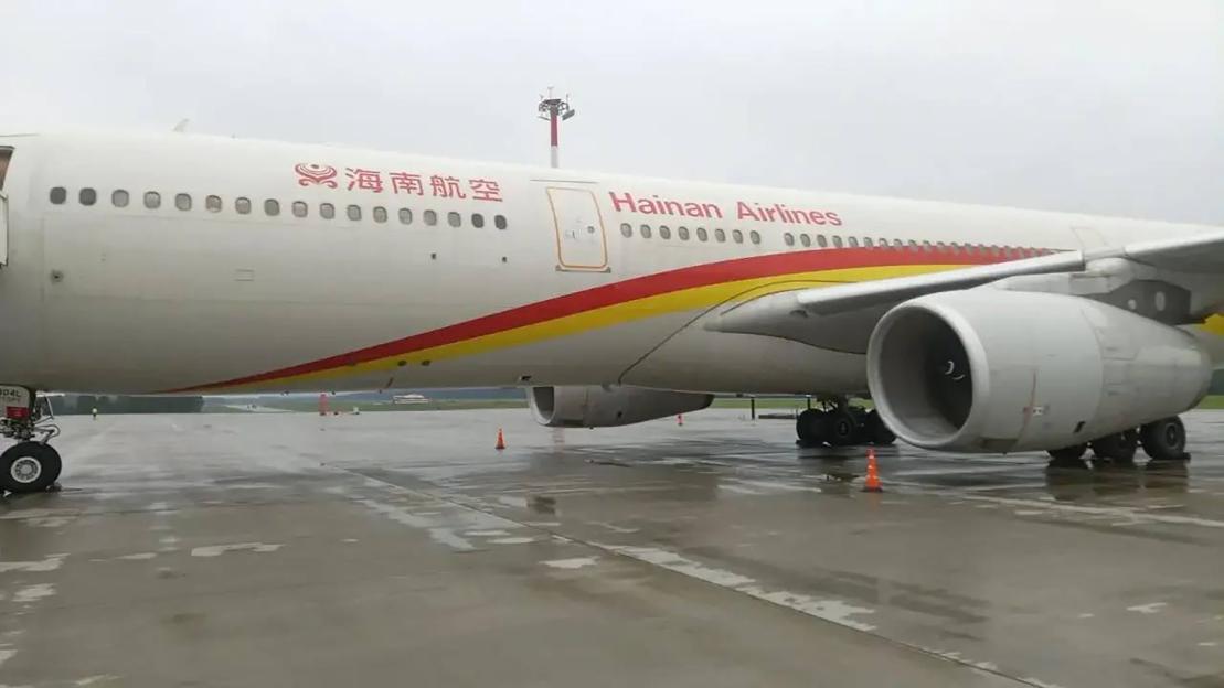 UK-Bound Flight Makes Emergency Landing in Russia Due to ‘Fault’ as Putin’s Defense Team Goes on High Alert