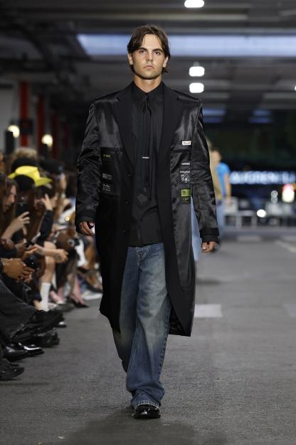 'Nepo-Baby Sons of Legendary US Singer Take the Runway at Paris Fashion Week – Can You Guess Their Famous Mom?'