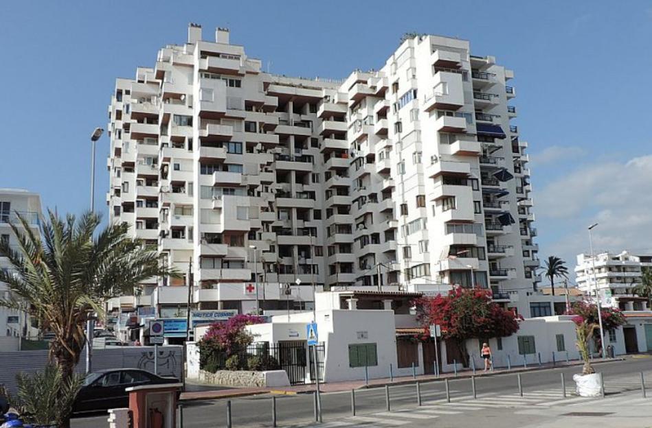 **FULL COPY BY NATALIA PENZA natypenza@gmail.com**.-TEL: +34 659 567 821** .THIS is the horror moment a man falls 100ft from a seventh-floor balcony in an Ibizan holiday resort.