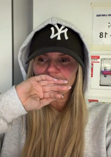 Kerry Katona Hospitalized with Severe Pain, Shares She's Sleeping 'on a Bed in a Hall'