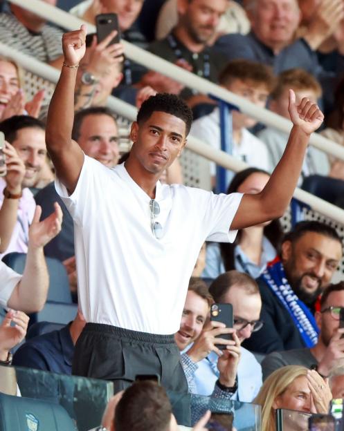 Jude Bellingham Receives a Hero’s Welcome While Enjoying Birmingham’s Victory Over Barcelona After Blues Playfully Hint at His Comeback