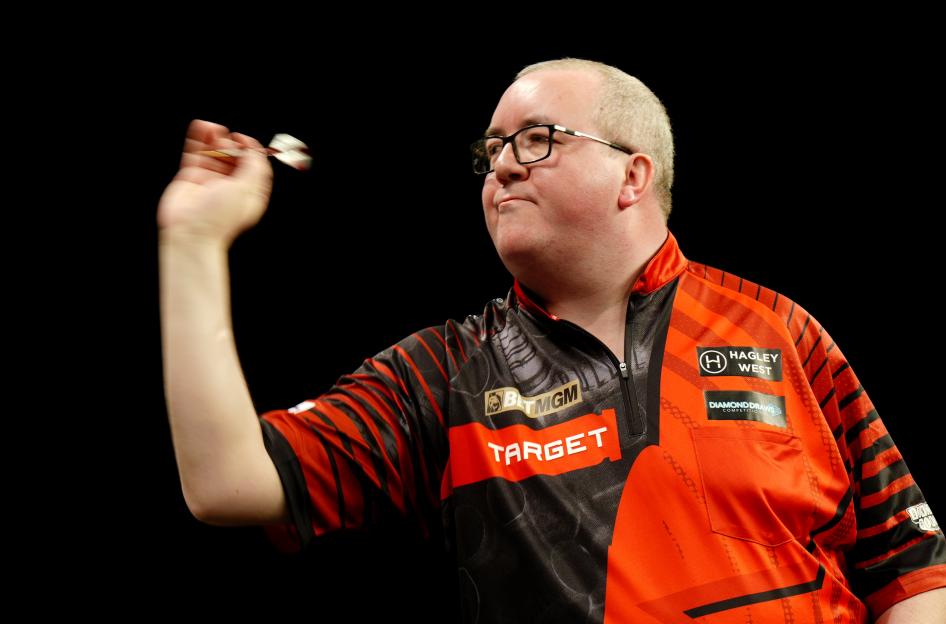 Stephen Bunting aiming a dart during the BetMGM Premier League 2026.