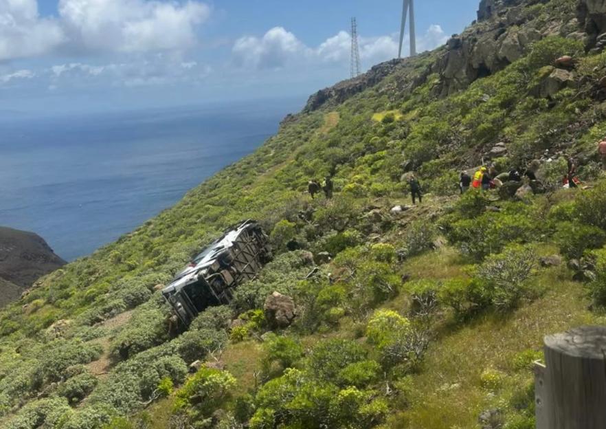 **FULL COPY BY NATALIA PENZA natypenza@gmail.com**.-TEL: +34 659 567 821** .ONE person has died and at least 14 people have been injured in a bus crash on the Canary island of La Gomera.
