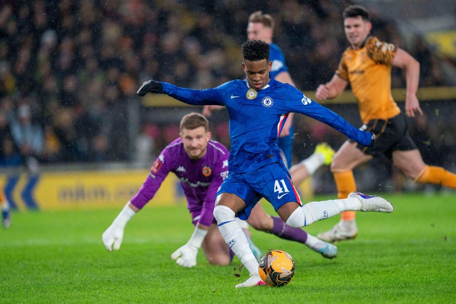 'Chelsea Fans Left in Shock as Estevao and Liam Delap Deliver Two of the Season's Most Baffling Misses in Tribute to Cole Palmer'