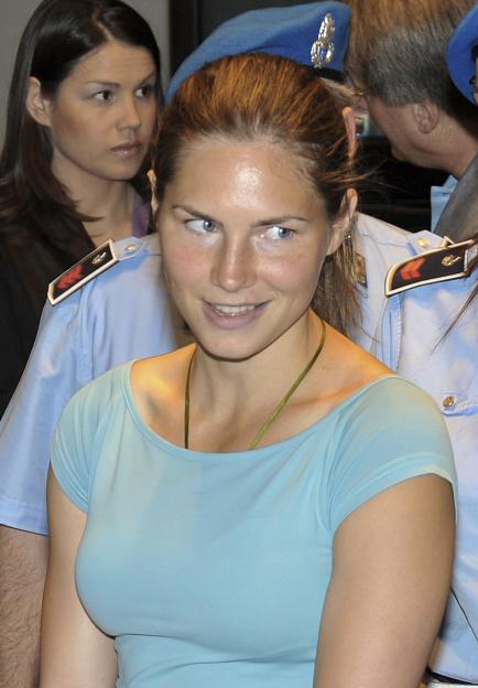 Amanda Knox smiling at a hearing during the Meredith Kercher murder trial.