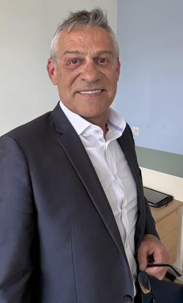 Brit Grandad Undergoes Groundbreaking Eye Socket Brain Surgery and Returns Home Just Hours Later!