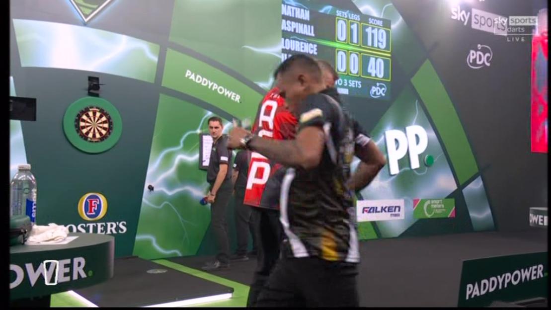 Wasp Interrupts World Darts Championship Showdown as Lourence Ilagan Takes Flight, Leaving Wayne Mardle in Shock!