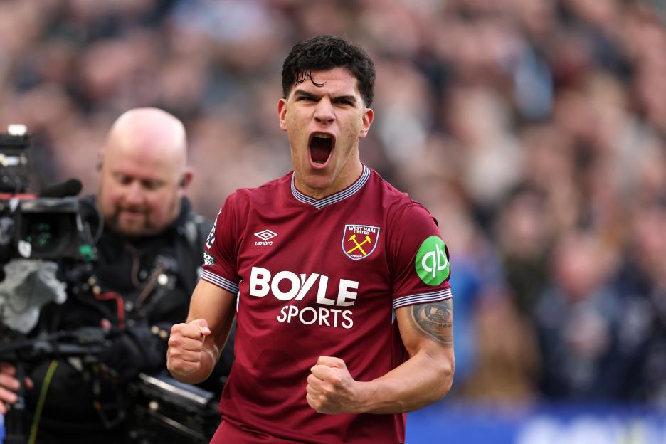 Mateus Fernandes of West Ham United celebrates scoring a goal against Sunderland.