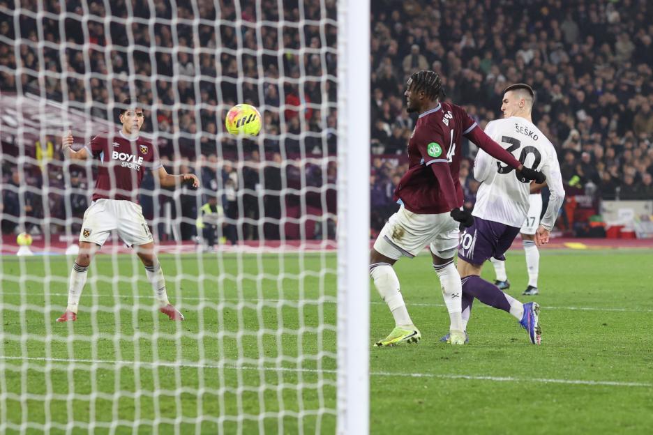 Benjamin Sesko of Manchester United scores the equalizing goal against West Ham United at London Stadium.