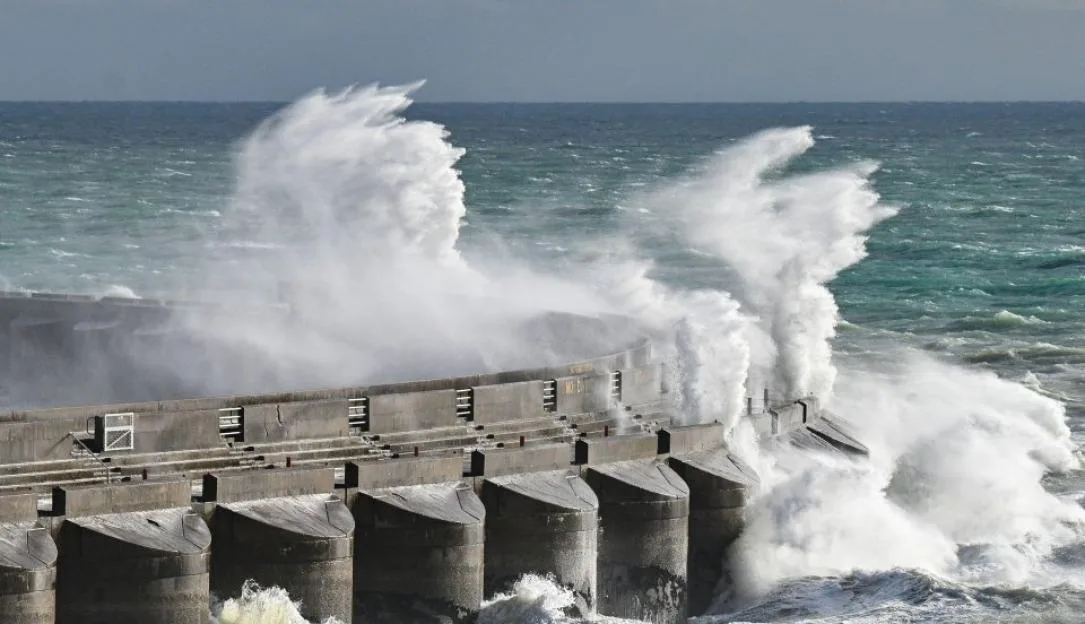 Full list of 87 schools closing or opening late in England as Storm Austen brings ‘danger to life’ 80mph winds