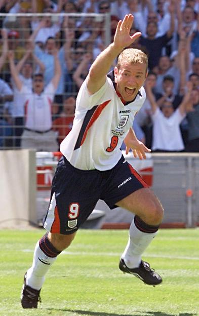 English captain Alan Shearer (L) jubilates after s