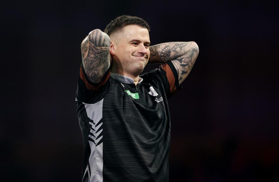 Darts Stars Interrupted Mid-Match as Alarm Sounds and Chaos Unfolds Among Fans