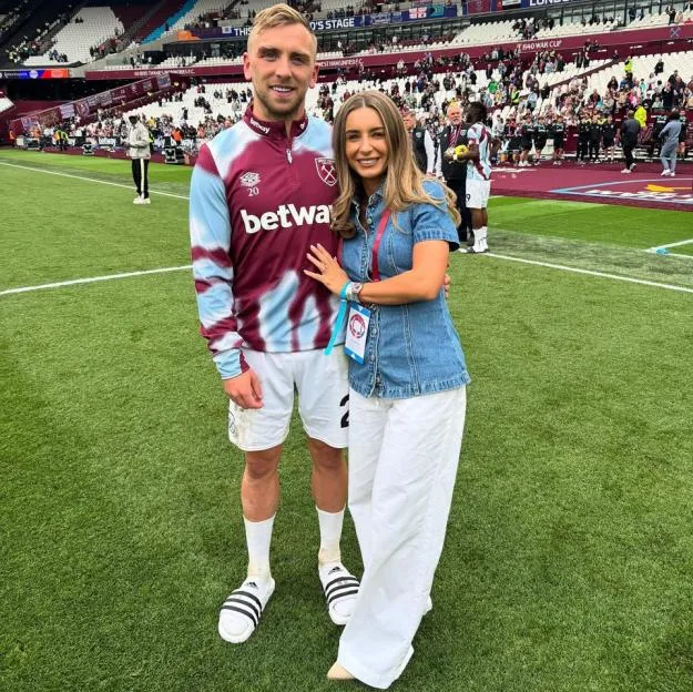 Jarrod Bowen and Dani Dyer posing on the pitch at West Ham United.
