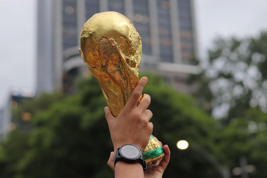 June 16, 2026, Mexico City, Ciudad de Mexico, Mexico: A Colombian national team fan lifts the FIFA World Cup trophy replica at the Angel of Independence monument in host country Mexico ahead the 2026 FIFA World Cup group K match against Uzbekistan. o