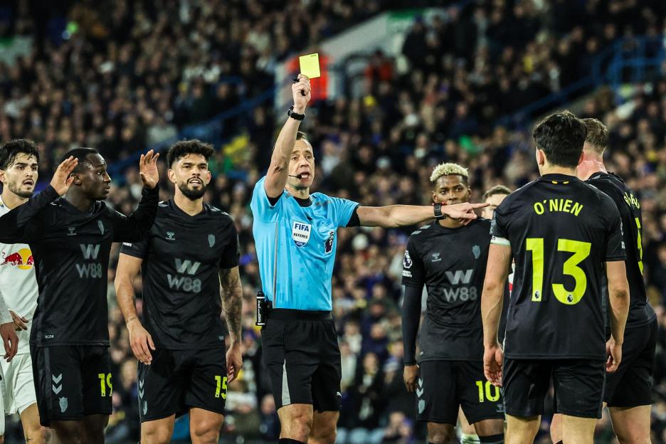 Leeds, UK. 03rd Mar, 2026. Referee Stuart Attwell gives a yellow card to Luke O'Nien of Sunderland during the Premier League match Leeds United vs Sunderland at Elland Road, Leeds, United Kingdom on 03 March 2026 (Photo by Mark Cosgrove/News Images)