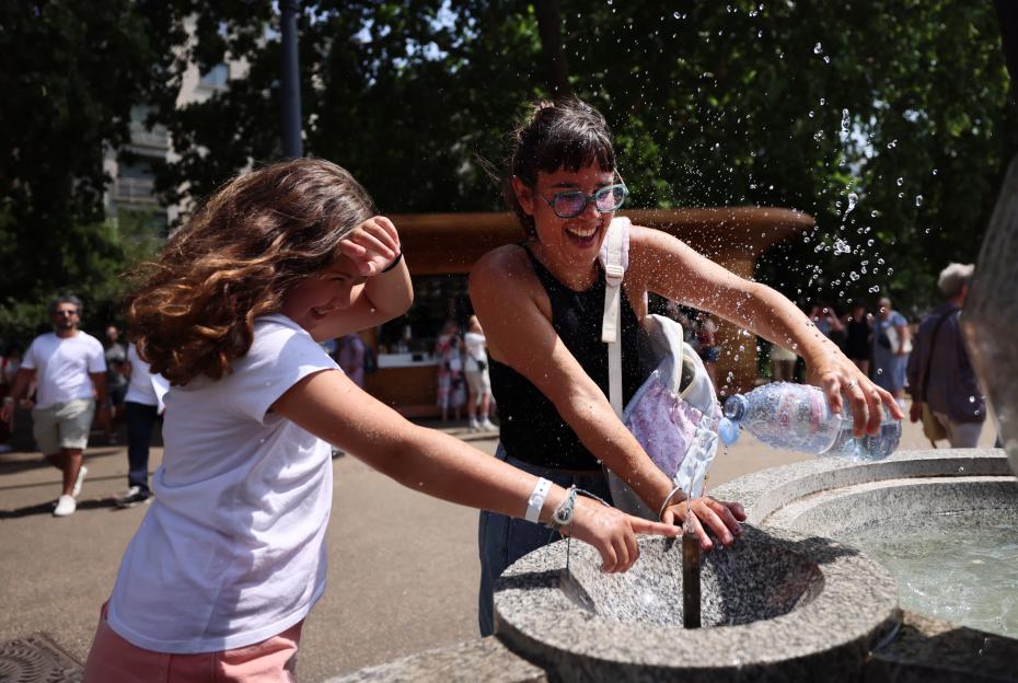 UK remains under red warning of extreme heat