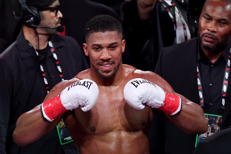 Anthony Joshua Set to Battle Kickboxing Legend in Saudi Arabia Ahead of Tyson Fury Showdown!