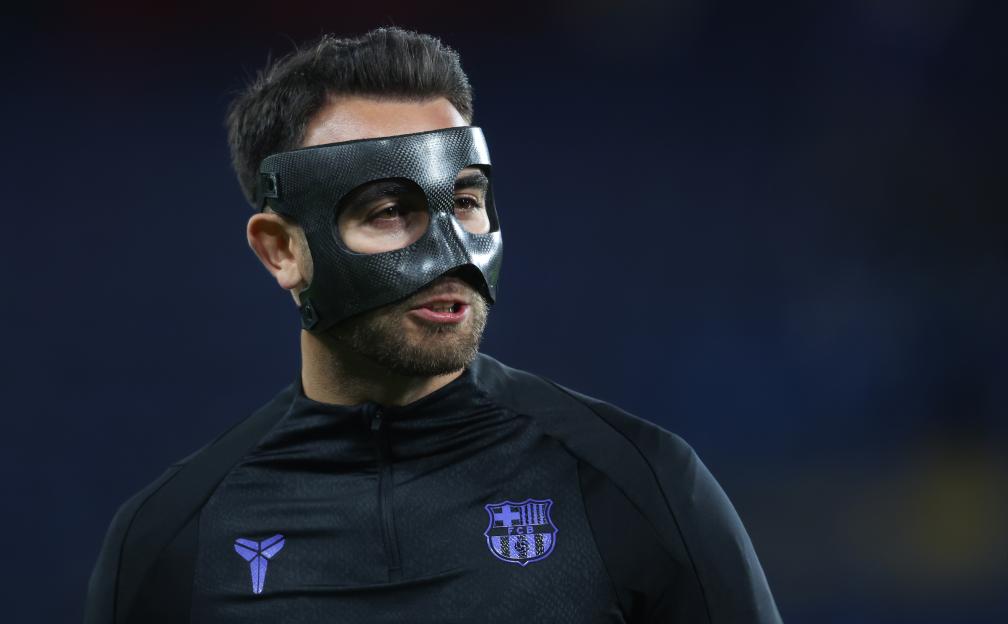 Why is Eric Garcia wearing a mask during Chelsea vs Barcelona?