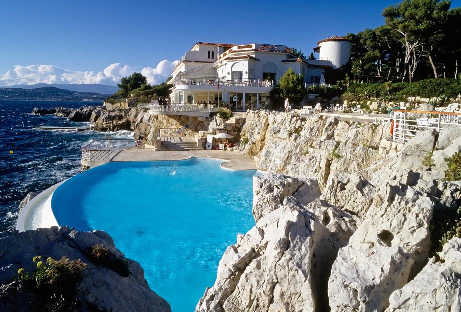 Hotel du Cap Eden Roc, restaurant pavilion and swimming pool by the sea, southern French coast, Antibes, Cote d'Azur, Var