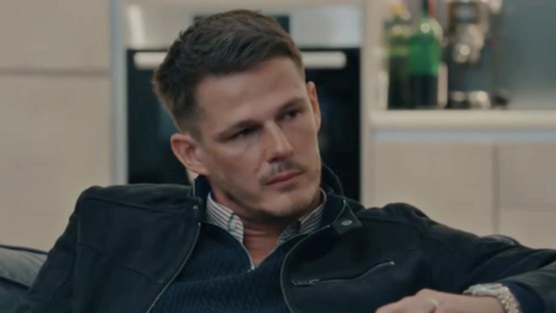 Steven on Married at First Sight looking to the right.