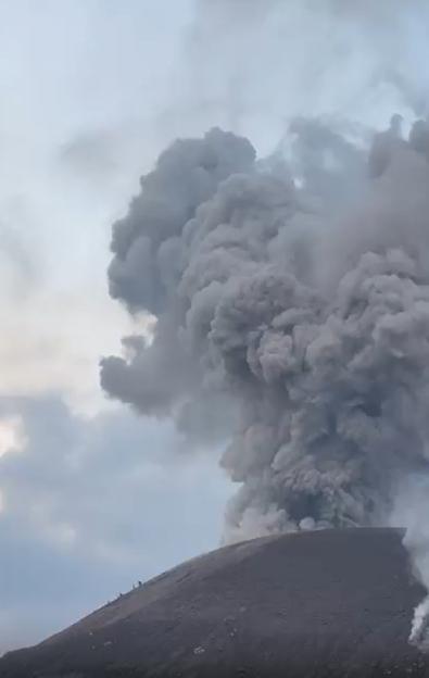Terrifying Escape: Hikers Race Down Volcano as Eruption Sends Rocks and Fumes Soaring!