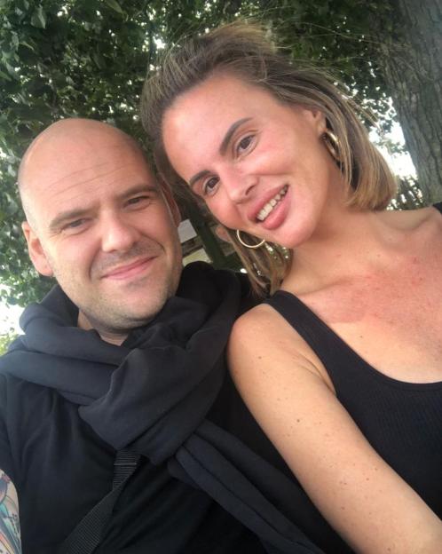 Kaylie Kelliher, 37, and Joe Bushnell, 37, smiling for a selfie.