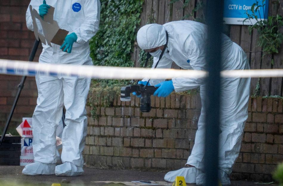 North Belfast, Northern Ireland. 9 June 2026. Police officers remain at the scene of a serious stabbing incident on Kinnaird Avenue in north Belfast. The PSNI said officers were called to the area shortly after 10.30pm on 8 June following reports of