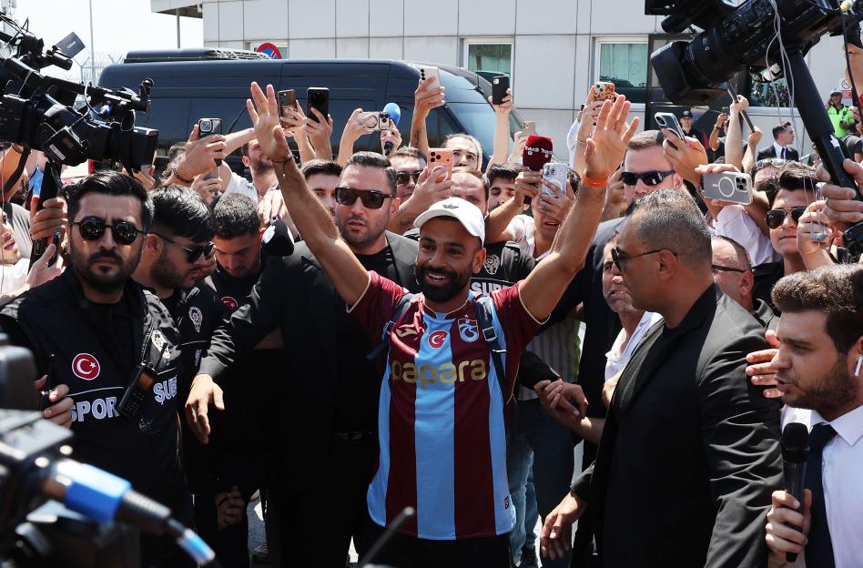 Mo Salah Amazed as 25,000 Trabzonspor Fans Celebrate His Arrival with Flares and Festivities After Free Transfer!