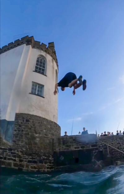Reckless Youths Defy Police Warnings, Tear Down Anti-Climb Spikes to Jump from Charity Roof into the Sea