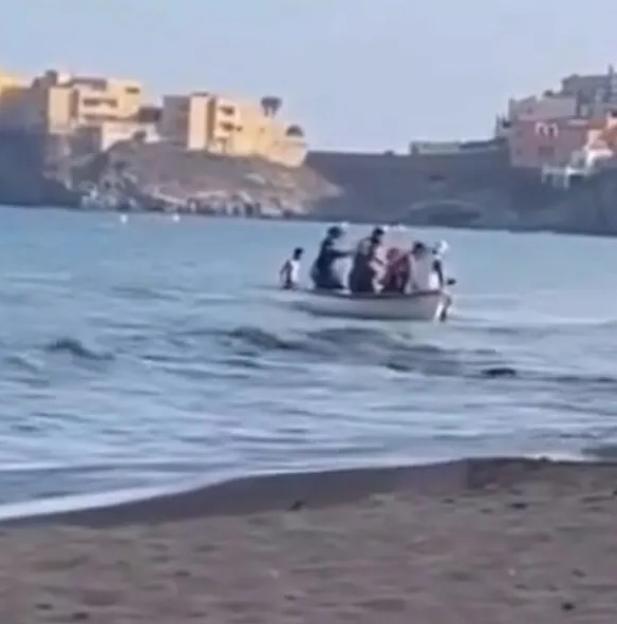 VIDEO: Migrant ¿taxi boat¿ arrives at popular beach before nine men jump off and wade ashore