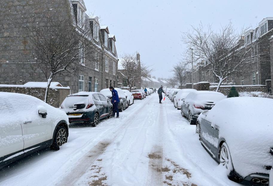 Schools Shut Down as the UK Faces Heavy Snow and Ice Warnings – Up to 12 Inches Expected on Students' First Day Back After Christmas Break!