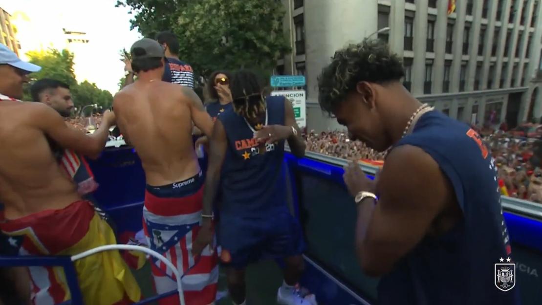 'Lamine Yamal Steals the Show with His Dance Moves as Spain’s Hero Playfully Roasts Donald Trump in Front of 2 Million Fans at World Cup Bus Parade!'
