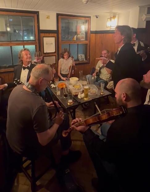 Mick Jagger Leaves Oxfordshire Pub Goers in Awe with Unforgettable Surprise Performance!