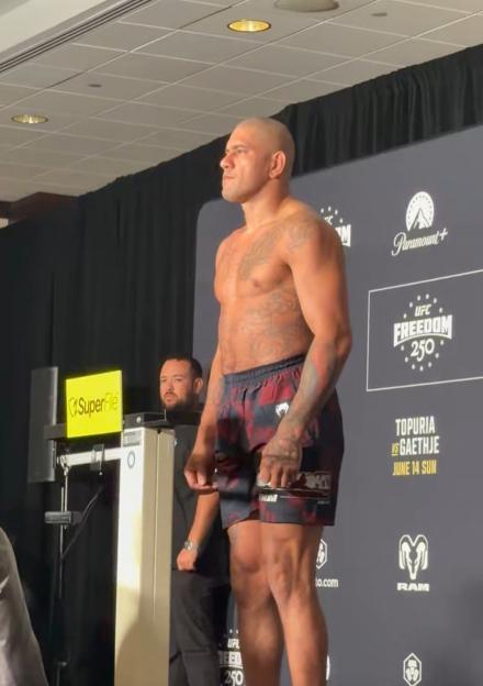'Check Out Alex Pereira's Jaw-Dropping Heavyweight Transformation with Official UFC Weight Reveal!'
