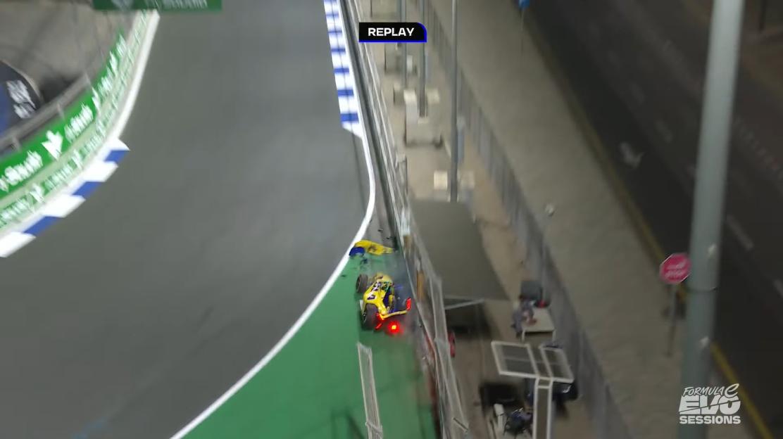 '‘Will Someone Please Tell Him?’ – Izzy Hammond’s Heartfelt Plea to Dad Richard After High-Speed Formula E Crash'