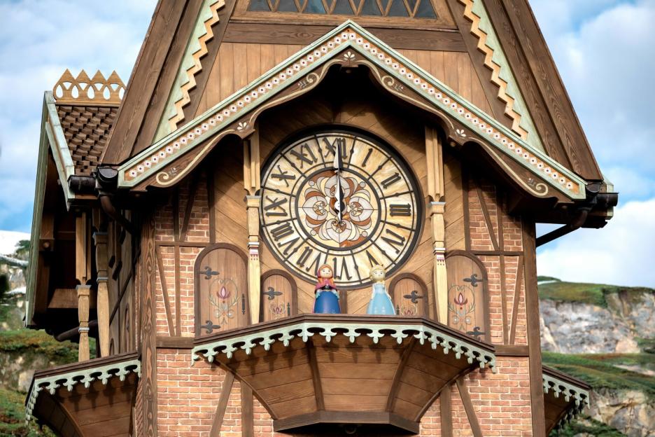 Clock tower with Elsa and Anna figurines at the World of Frozen in Disneyland Paris.