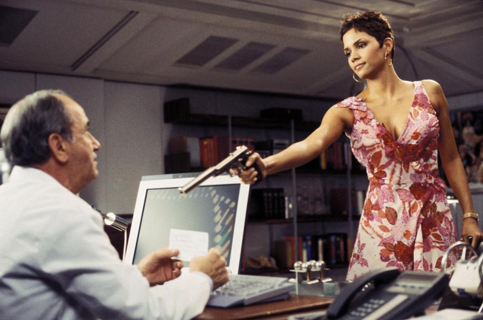 James Bond 007 - Stirb an einem anderen Tag, (DIE ANOTHER DAY) GB-USA 2002, Regie: Lee Tamahori, HALLE BERRY, Stichwort: Waffe, Revolver, Zielen