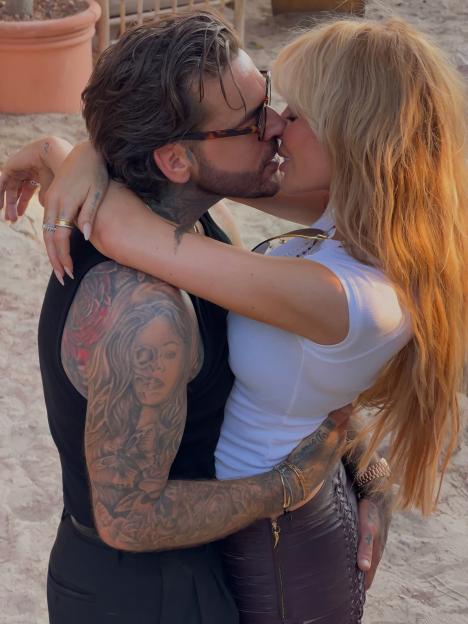 Olivia Attwood and Pete Wicks kissing.