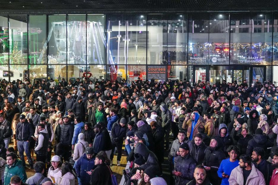 Partygoers Celebrate with Fake New Year's Eve Fireworks for the Second Year, Ignoring Police Warnings