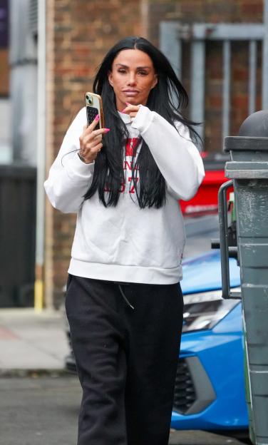 First Pictures! Katie Price is photographed flashing a wedding band as she returns to the UK following her whirlwind Dubai wedding to Lee Andrews- 28 Jan 2026