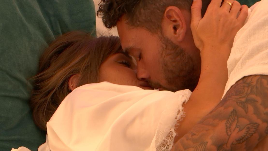 Georgia and Callum kissing in bed on Love Island.