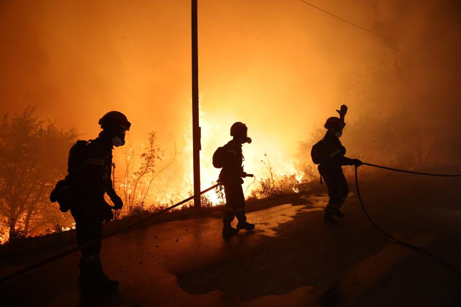 Wildfire burns factory and threaten houses in Oreakastro, north of Thassaloniki, Greece