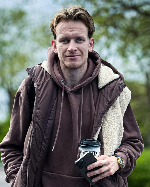Illustration of Martynas holding a coffee cup and a phone.