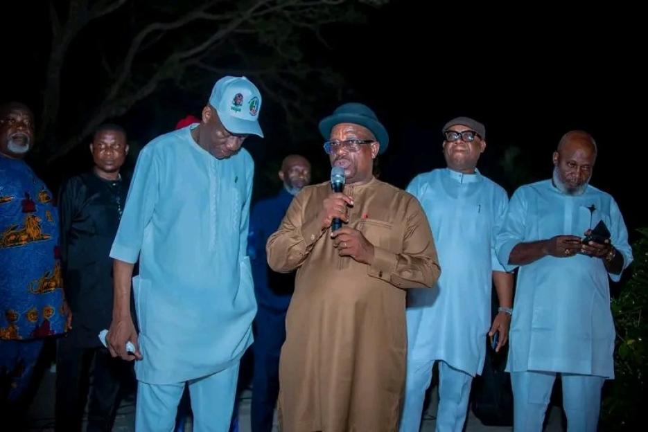 Wike-meets-rivers-apc-delegates2