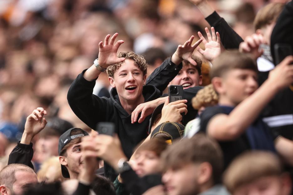 "Hull Fans Spark Cringe with ‘Mauled by the Tigers’ Celebration After Victory Over Man Utd"